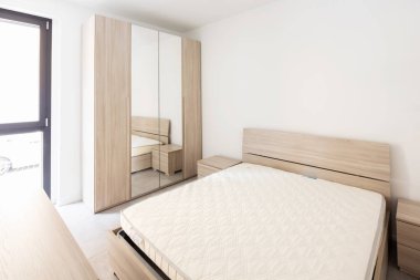 Ayna ile büyük dolap yatak odası 