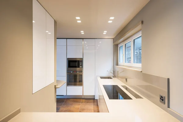 Modern beyaz mobilya ve en son nesil applia ile mutfak — Stok fotoğraf