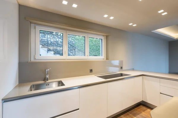 Küche mit modernen weißen Möbeln und Applia der neuesten Generation — Stockfoto
