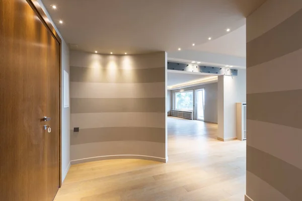 Современный вход в квартиру с серыми полосами на стене — стоковое фото