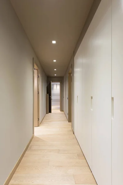 Korytarz z szafą biały. Wnętrze nowoczesne mieszkanie — Zdjęcie stockowe