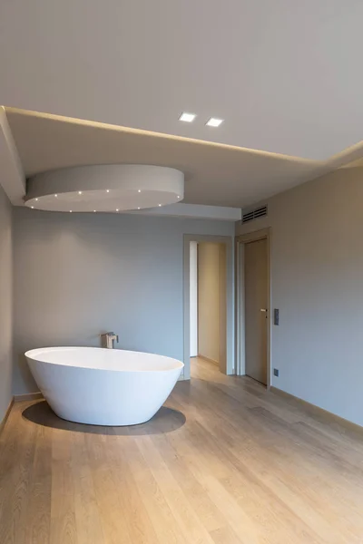 Modern bedroom with bathtub, luxury apartment — Stock Photo, Image
