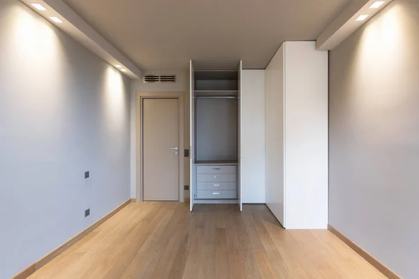 Vista frontal de la habitación moderna con armario grande — Foto de Stock