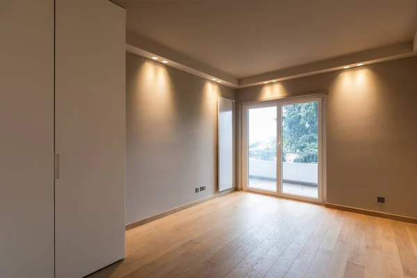 Quarto moderno com roupeiro, varanda com vista para a natureza . — Fotografia de Stock