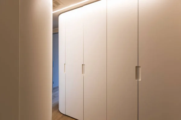 Flur mit weißer Garderobe. Interieur der modernen Wohnung — Stockfoto