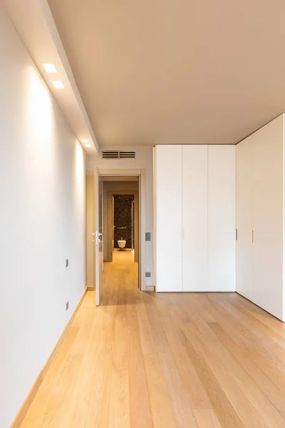 Vue de face de la chambre moderne avec grande armoire — Photo
