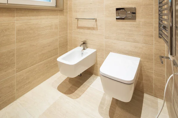 Luxusní koupelna v moderním bytě — Stock fotografie