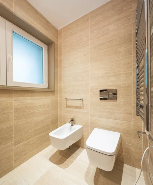 Casa de banho luxuosa no apartamento moderno — Fotografia de Stock