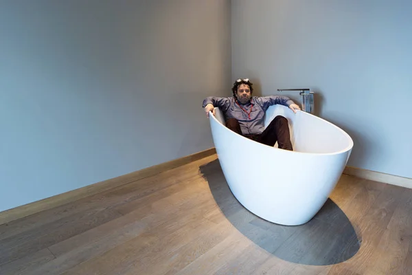 Man släpper ett lyxigt badkar i modern lägenhet — Stockfoto