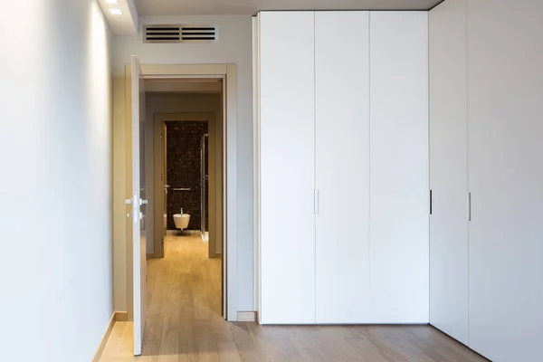 Vue de face de la chambre moderne avec grande armoire — Photo