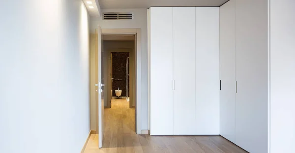 Modern szobákat, nagy szekrény elölnézete — Stock Fotó