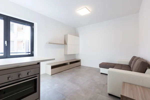 Salón moderno en apartamento nuevo con muebles —  Fotos de Stock