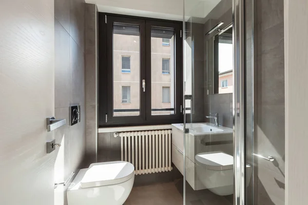 Detalle de baño moderno con azulejos grandes — Foto de Stock