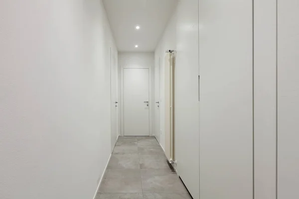 Corridoio tutto bianco con piastrelle sul pavimento — Foto Stock