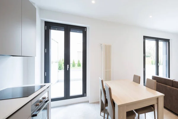 Otevřený prostor s elegantní kuchyň a obývací pokoj — Stock fotografie