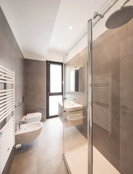 Minimalista baño moderno con azulejos grandes — Foto de Stock
