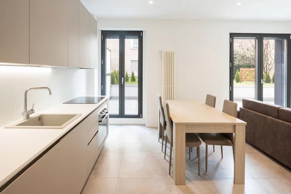 Espaço aberto com cozinha elegante e sala de estar — Fotografia de Stock