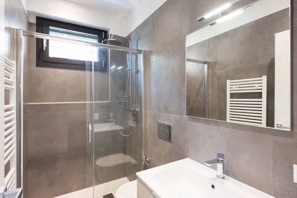 Минималистская современная ванная комната с большой плиткой — стоковое фото