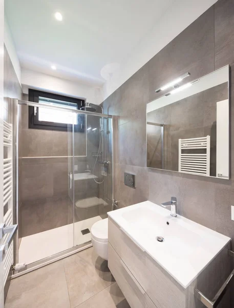 Minimalista baño moderno con azulejos grandes —  Fotos de Stock