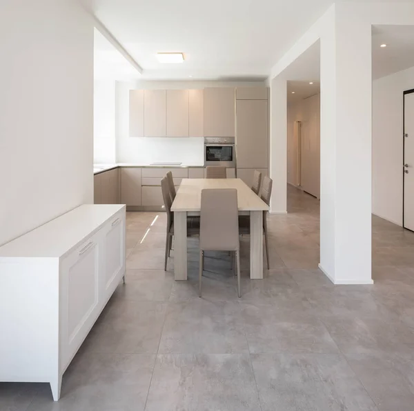 Minimale Küche in einer modernen Wohnung — Stockfoto
