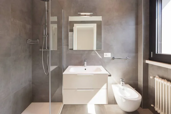 Modernt badrum med stora plattor — Stockfoto