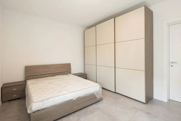 Elegantes und minimalistisches Doppelzimmer — Stockfoto