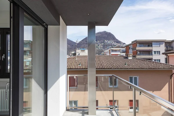 Balcone di edificio moderno con vista sulla città — Foto Stock