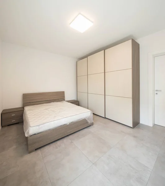 Elegant and minimalist double bedroom