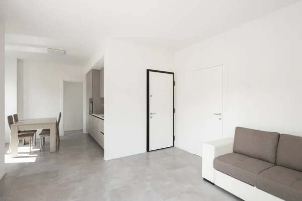 Moderna vardagsrum i nya apartament med möbler — Stockfoto
