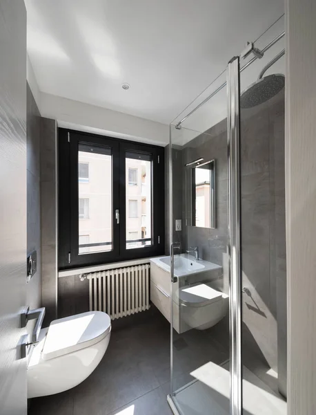 Modernes Badezimmer mit großen Fliesen — Stockfoto