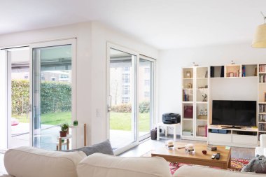 İç modern bir şekilde döşenmiş daire, oturma odası