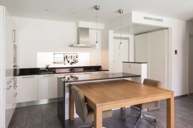Modern bir şekilde döşenmiş daire iç