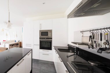 Modern bir şekilde döşenmiş daire iç