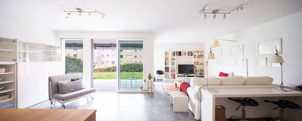 Interiörer av modernt möblerad lägenhet — Stockfoto