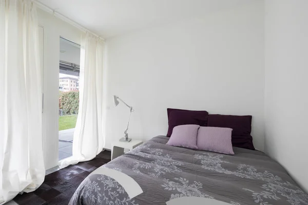 Innenräume der modern eingerichteten Wohnung, Schlafzimmer — Stockfoto