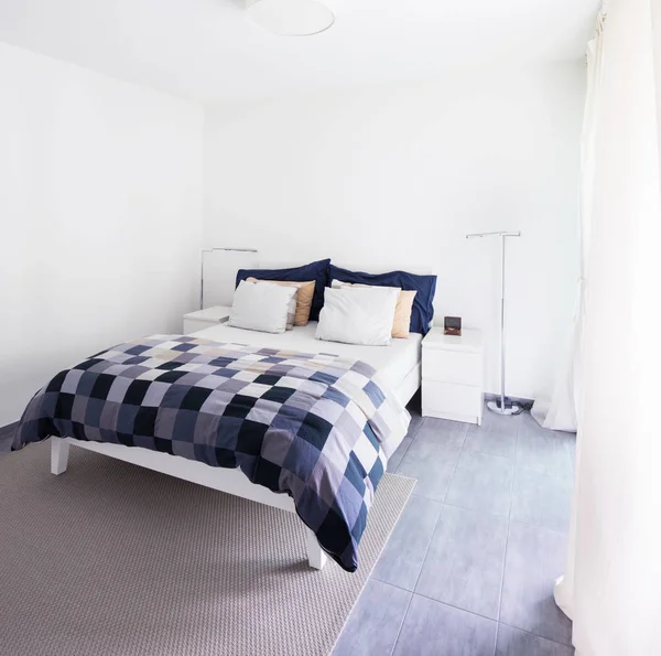 İç mobilyalı daire, modern yatak odası — Stok fotoğraf