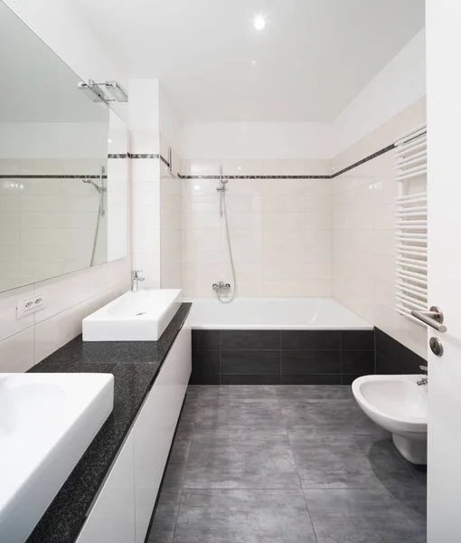 Интерьер современной меблированной квартиры, ванная комната — стоковое фото