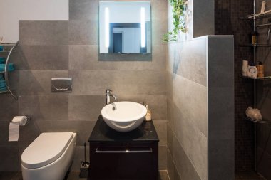 Modern banyo büyük taşlarla