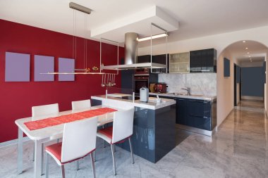 Modern mutfak ada, mermer masa ve deri sandalye