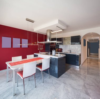 Modern mutfak ada, mermer masa ve deri sandalye