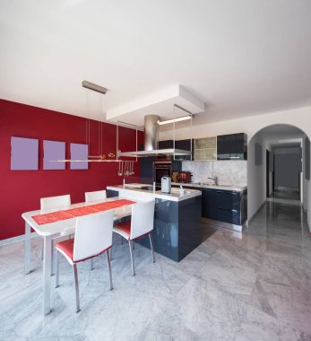 Modern mutfak ada, mermer masa ve deri sandalye