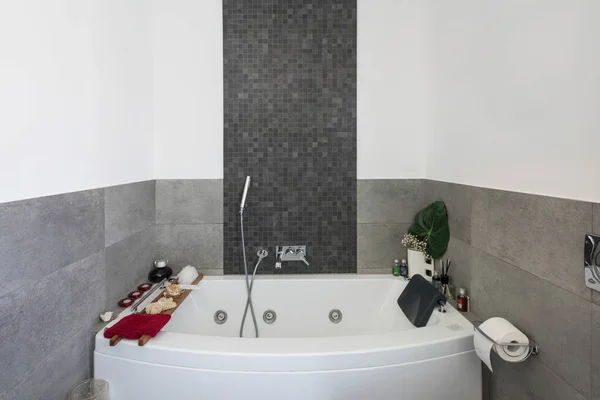 Современная ванная комната с большой плиткой — стоковое фото