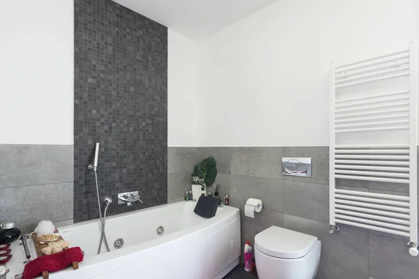 Сучасна ванна кімната з великою плиткою — стокове фото