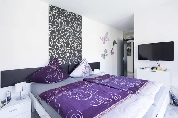 Camera da letto molto luminosa, coperte colorate e grandi cuscini — Foto Stock