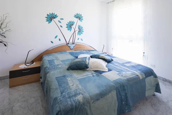 Sehr helles Schlafzimmer, bunte Decken und große Kissen — Stockfoto