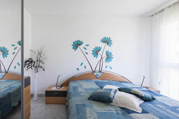 非常に明るい寝室、カラフルな毛布、大きな枕 — ストック写真