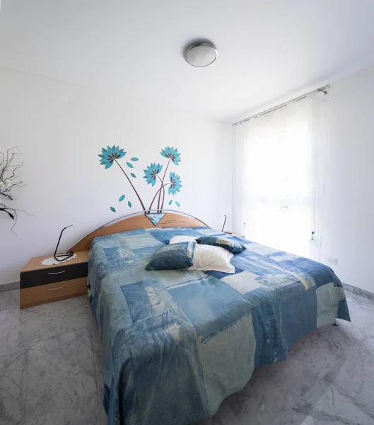 Sehr helles Schlafzimmer, bunte Decken und große Kissen — Stockfoto