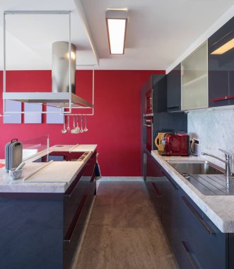 Modern mutfak ada, mermer masa ve deri sandalye