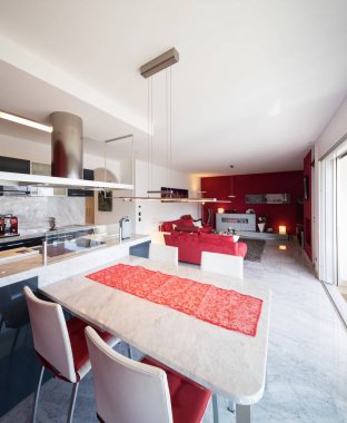 Modern mutfak ada, mermer masa ve deri sandalye