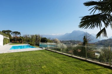 Tepeler bakan Yüzme havuzlu binanın dış